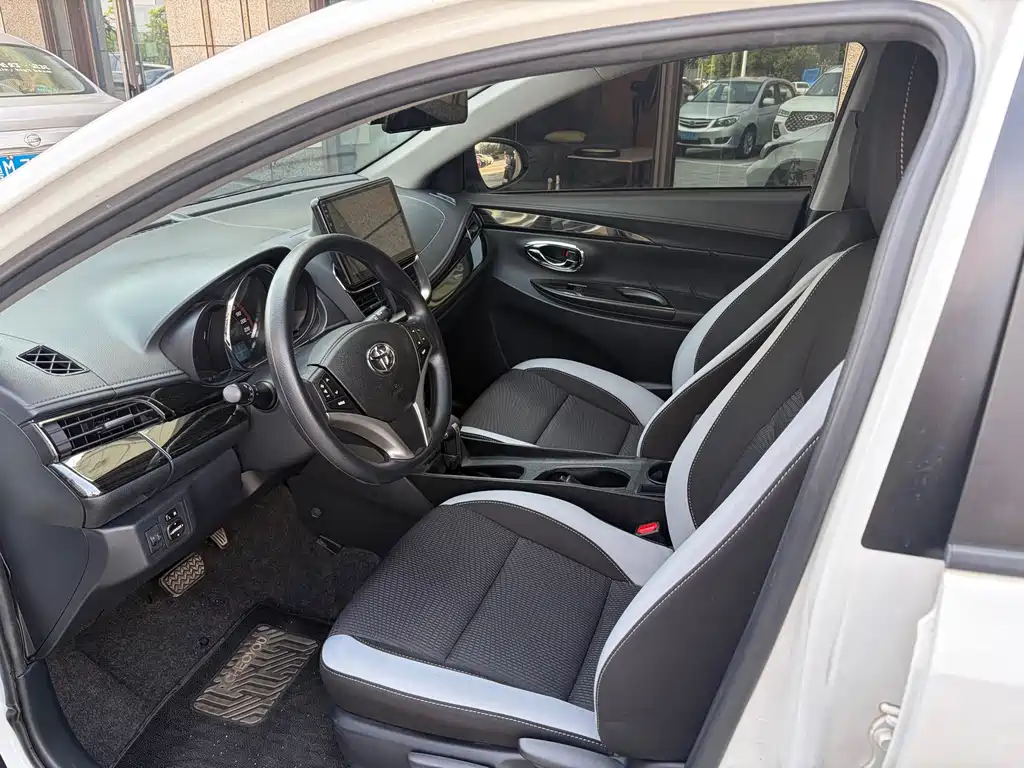 Toyota Yaris L — миниатюра 8
