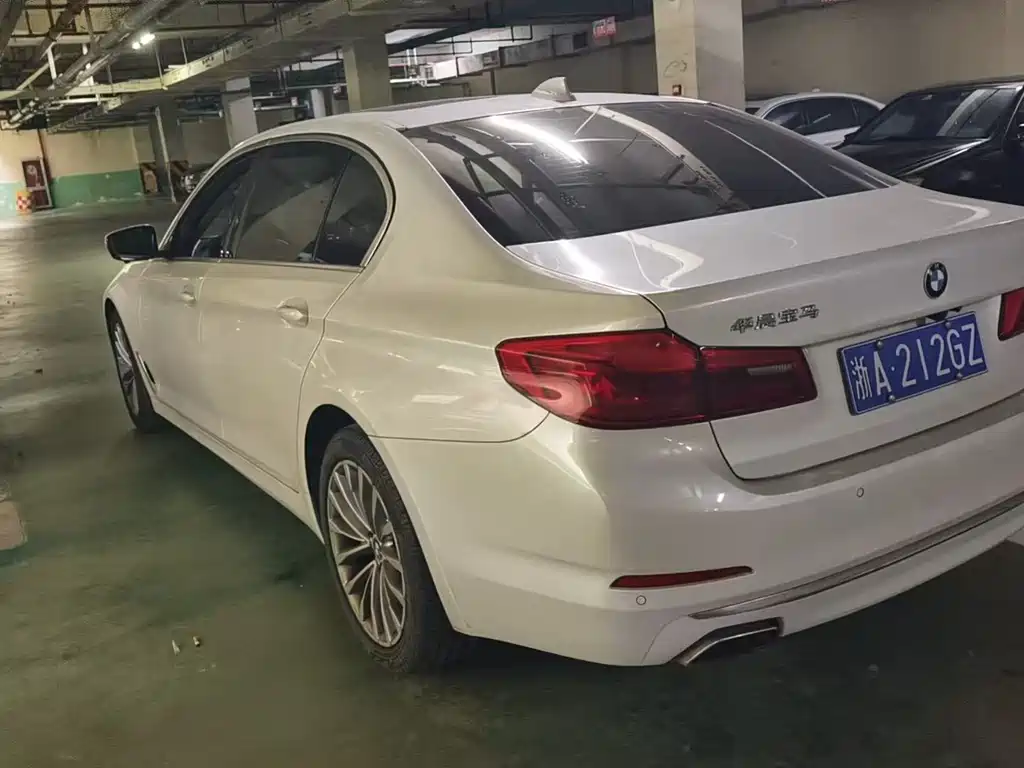 BMW 5 Series — миниатюра 6