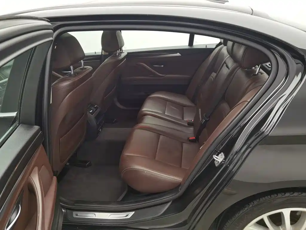 BMW 5 Series — миниатюра 15