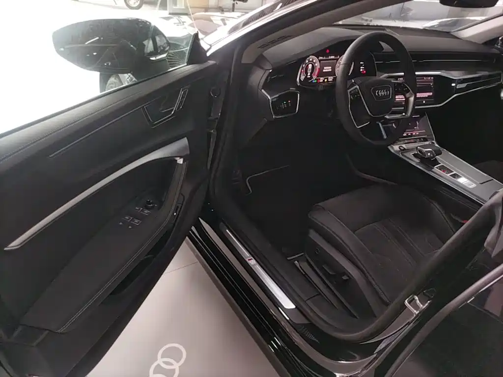 Заказать Audi A7L 2026 года за 6 668 866 ₽  из Китая