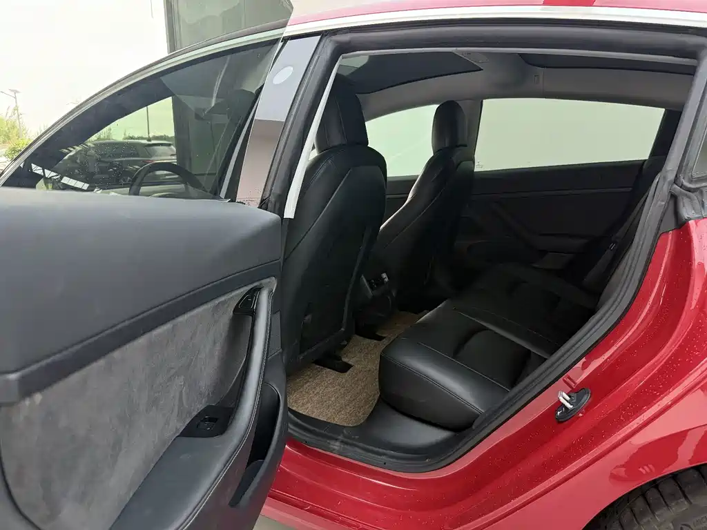 Tesla Model 3 — миниатюра 7