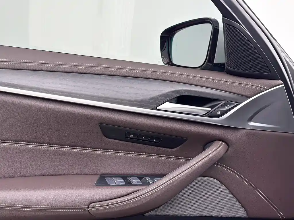 BMW 5 Series — миниатюра 12