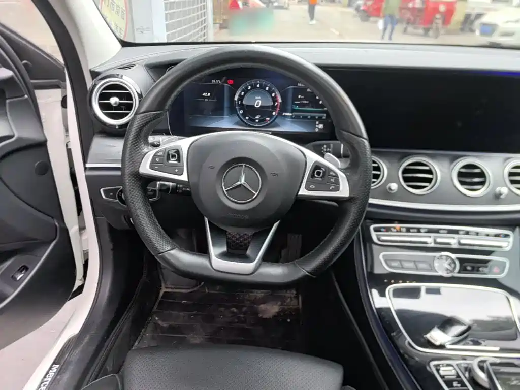 Mercedes-Benz E-Class — миниатюра 11