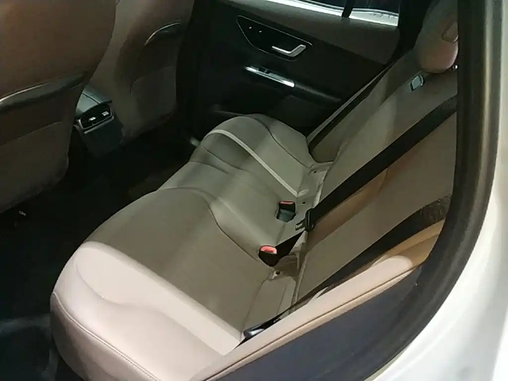 Mercedes-Benz EQE SUV — миниатюра 17