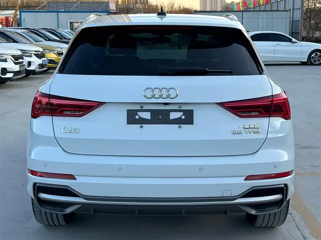 AUDI Q3