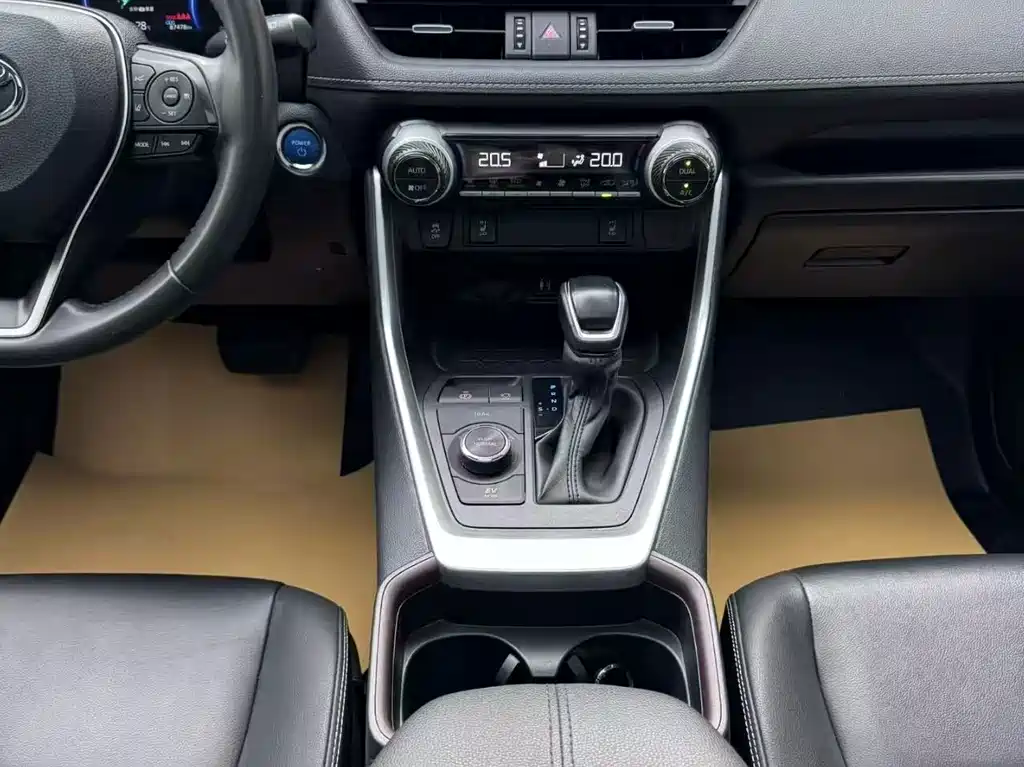 Toyota RAV4 — миниатюра 7