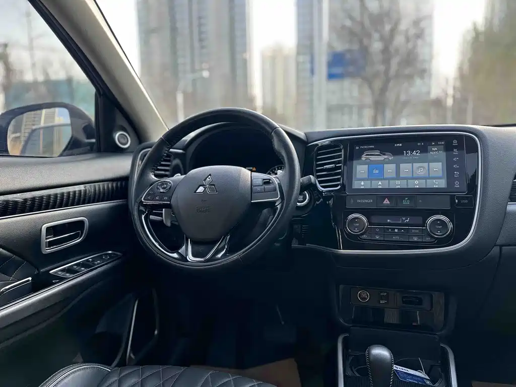 MITSUBISHI OUTLANDER