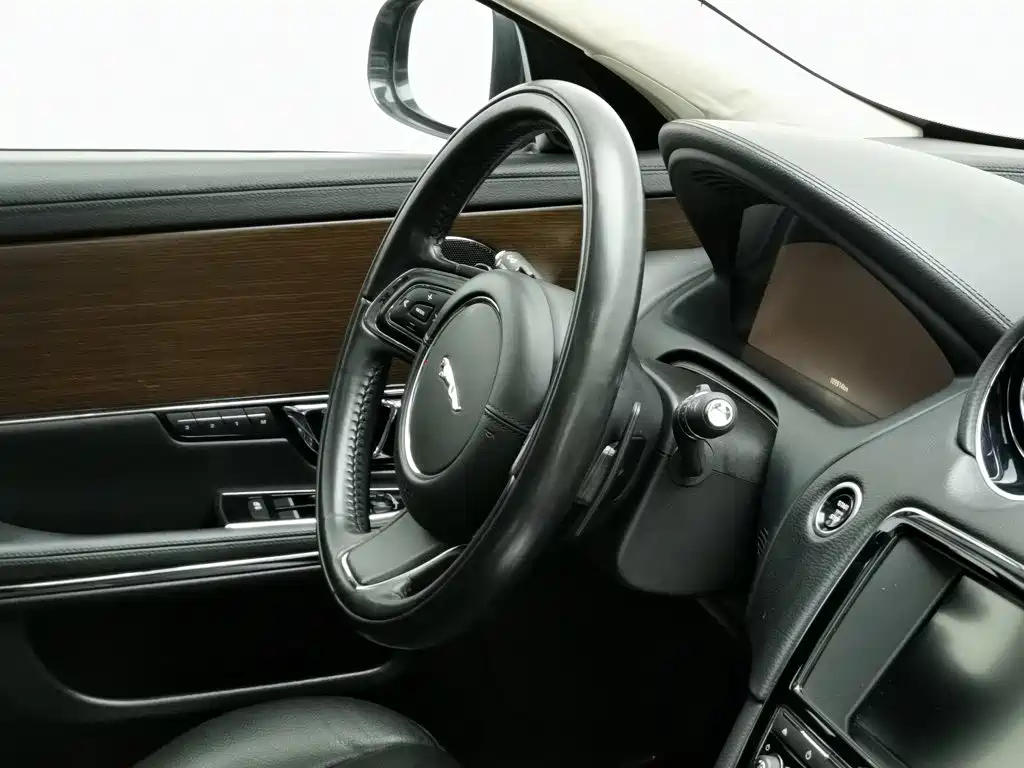Jaguar XJ — миниатюра 22