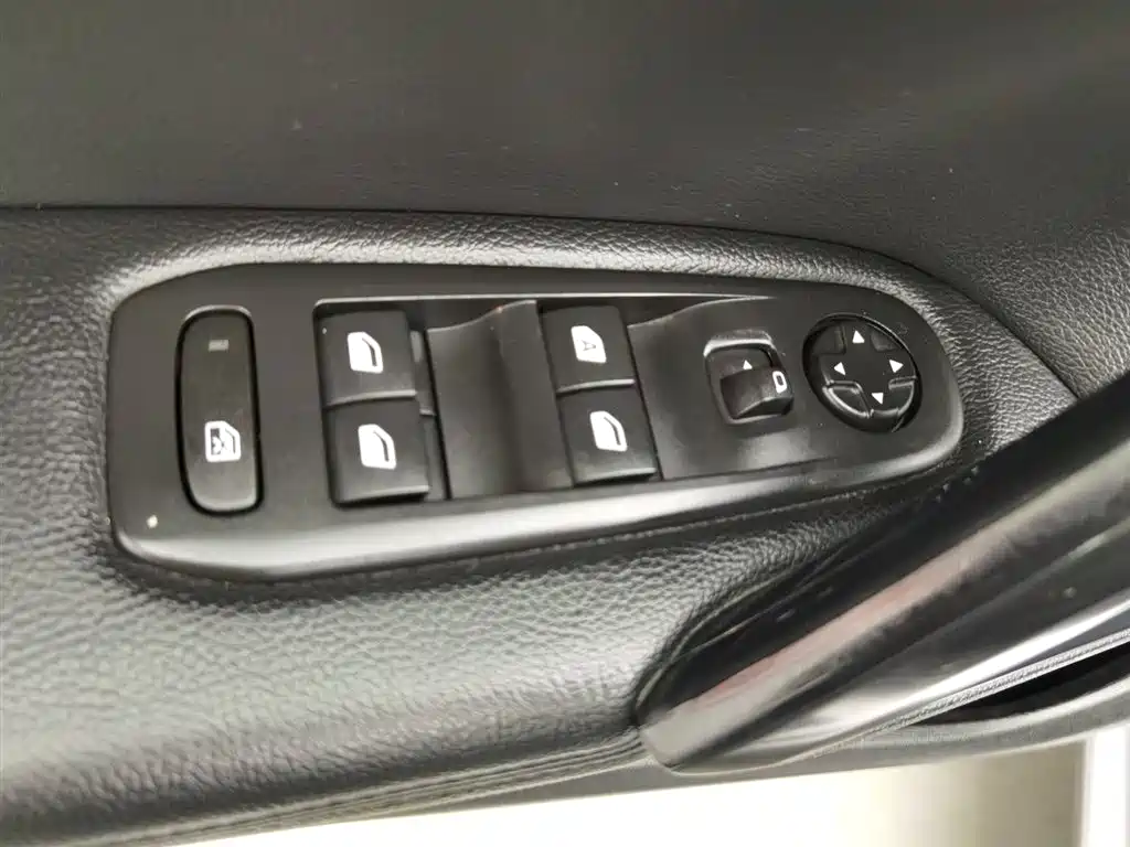 Peugeot 308 2016 1.6L MT Fashion