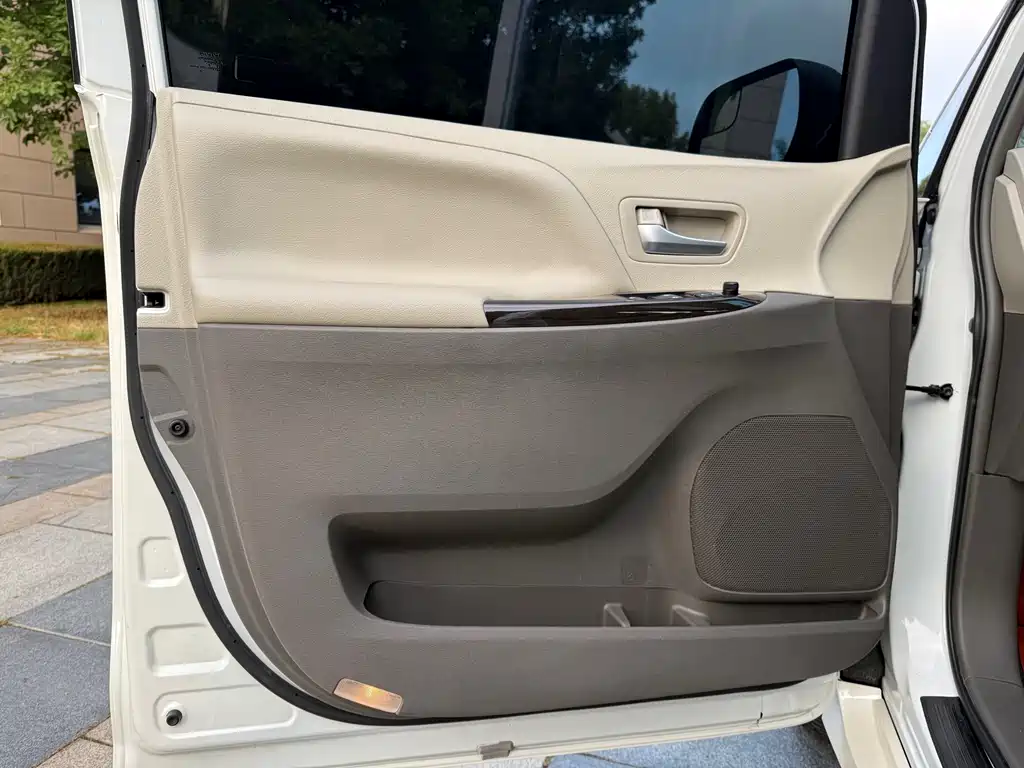 Toyota Sienna — миниатюра 11