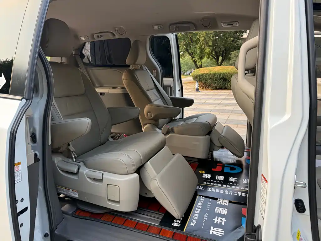 Toyota Sienna — миниатюра 17