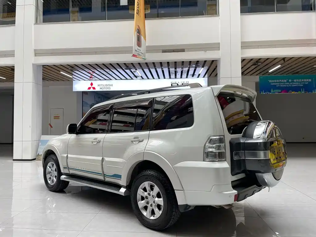 MITSUBISHI PAJERO