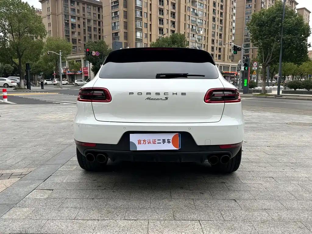 PORSCHE MACAN