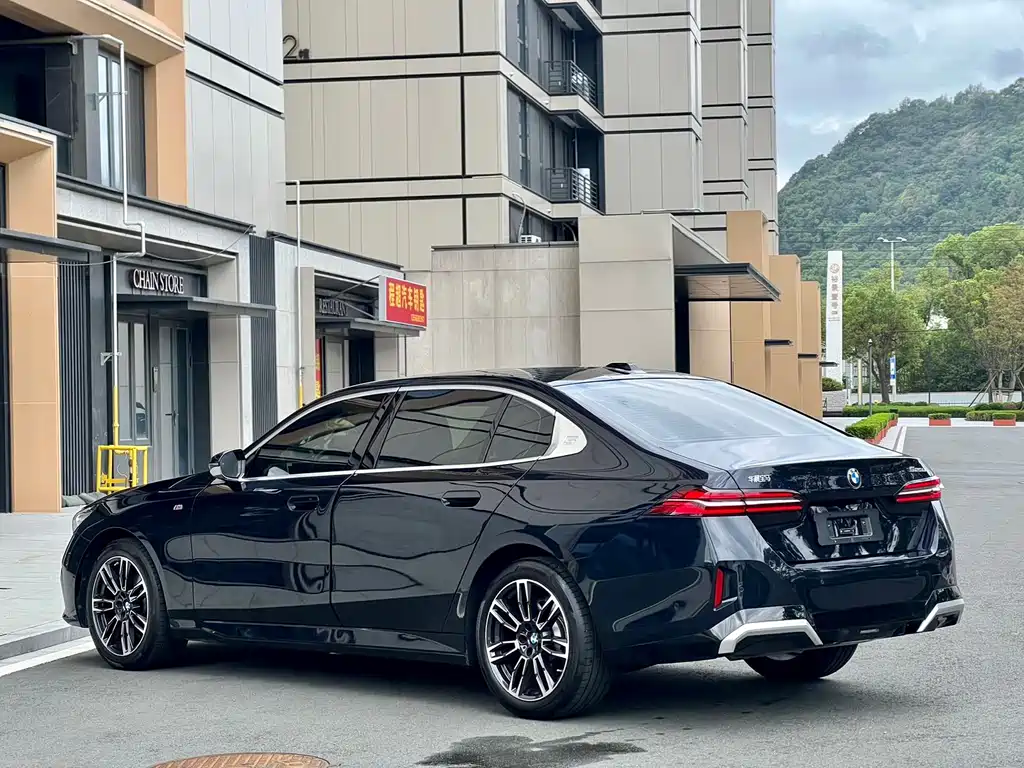 BMW 5 Series — миниатюра 4