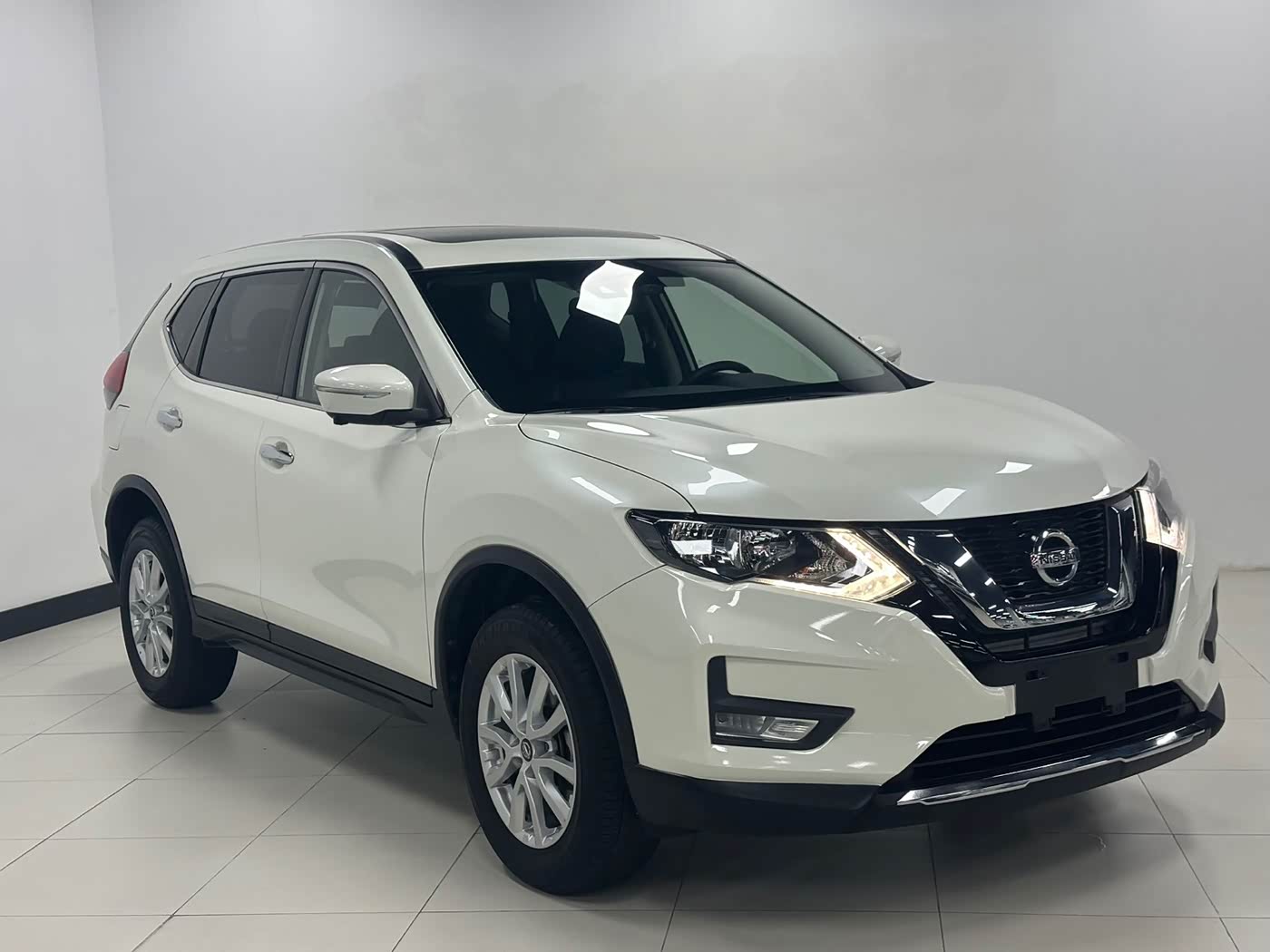 Nissan X-Trail 2.0 л 2023 г. Белый, пробег 39000 км