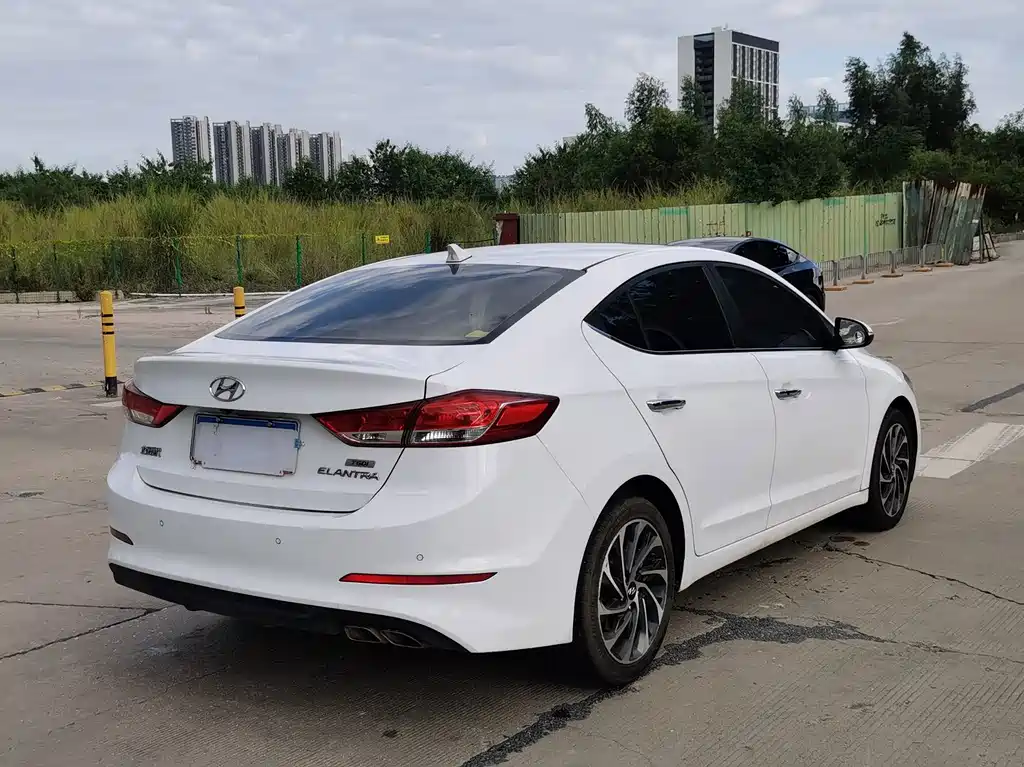 Hyundai Elantra — миниатюра 6