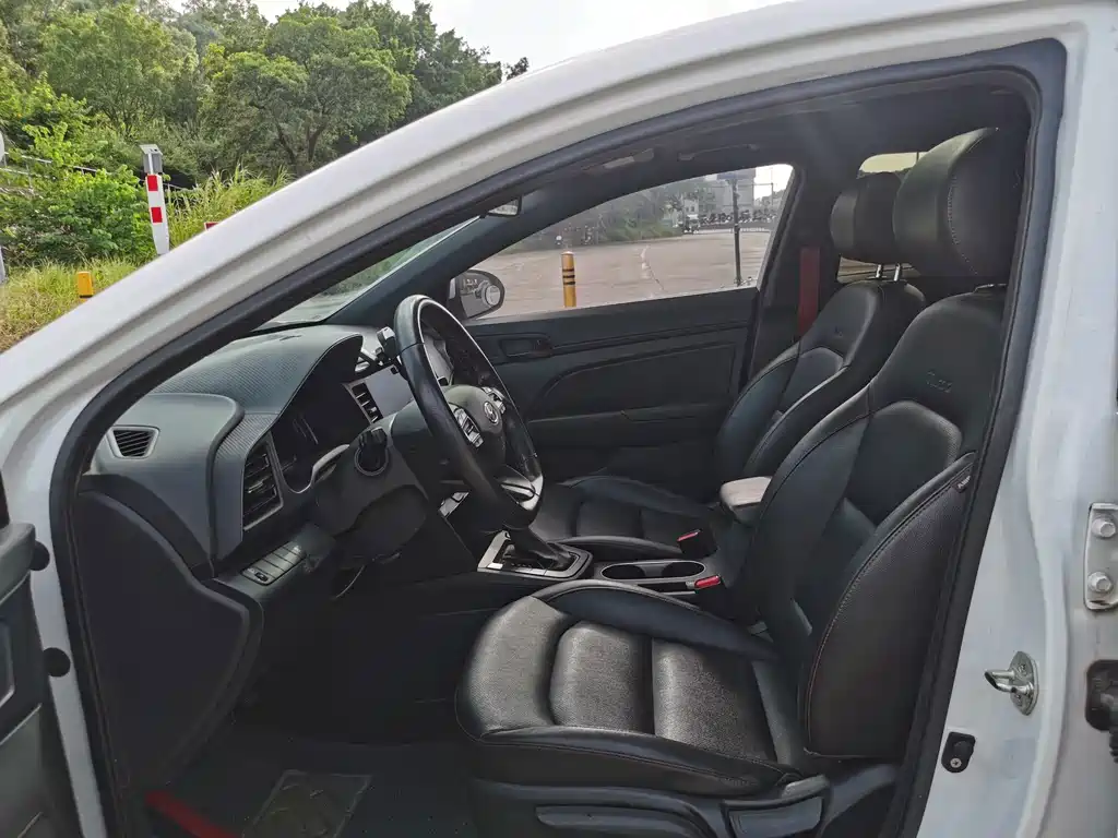 Hyundai Elantra — миниатюра 11