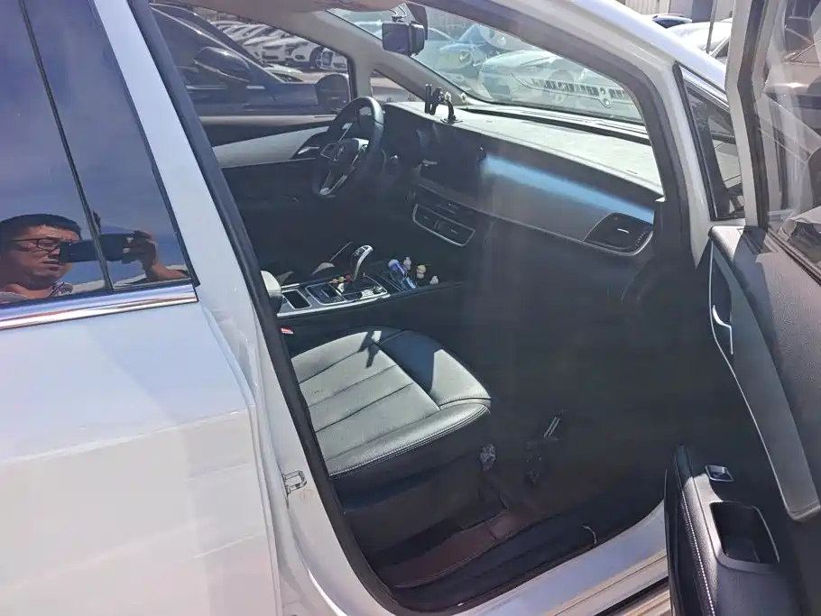 BYD MAX — миниатюра 8