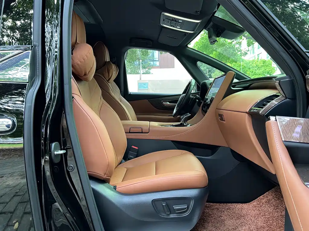 Toyota Alphard — миниатюра 10