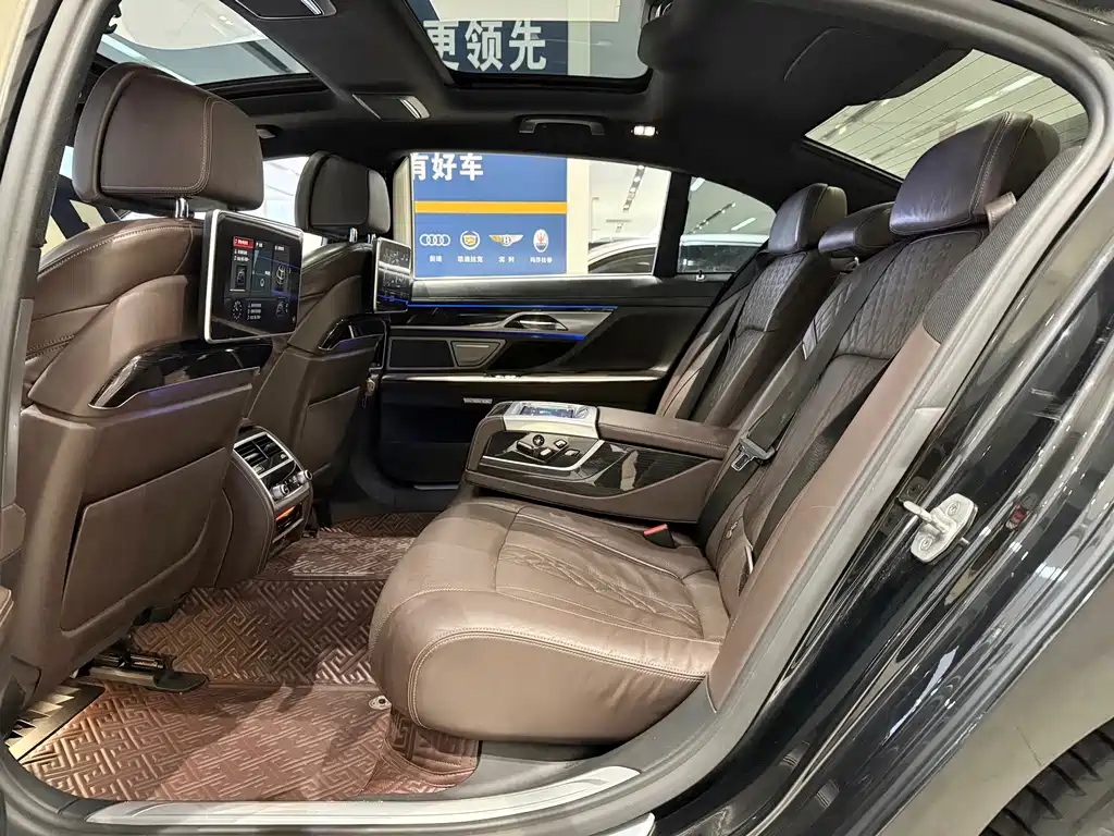 BMW 7 Series — миниатюра 11