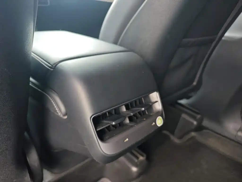 Tesla Model Y — миниатюра 16