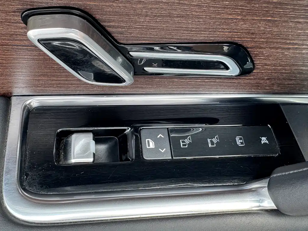 Land Rover Range Rover 2023 — фото 17