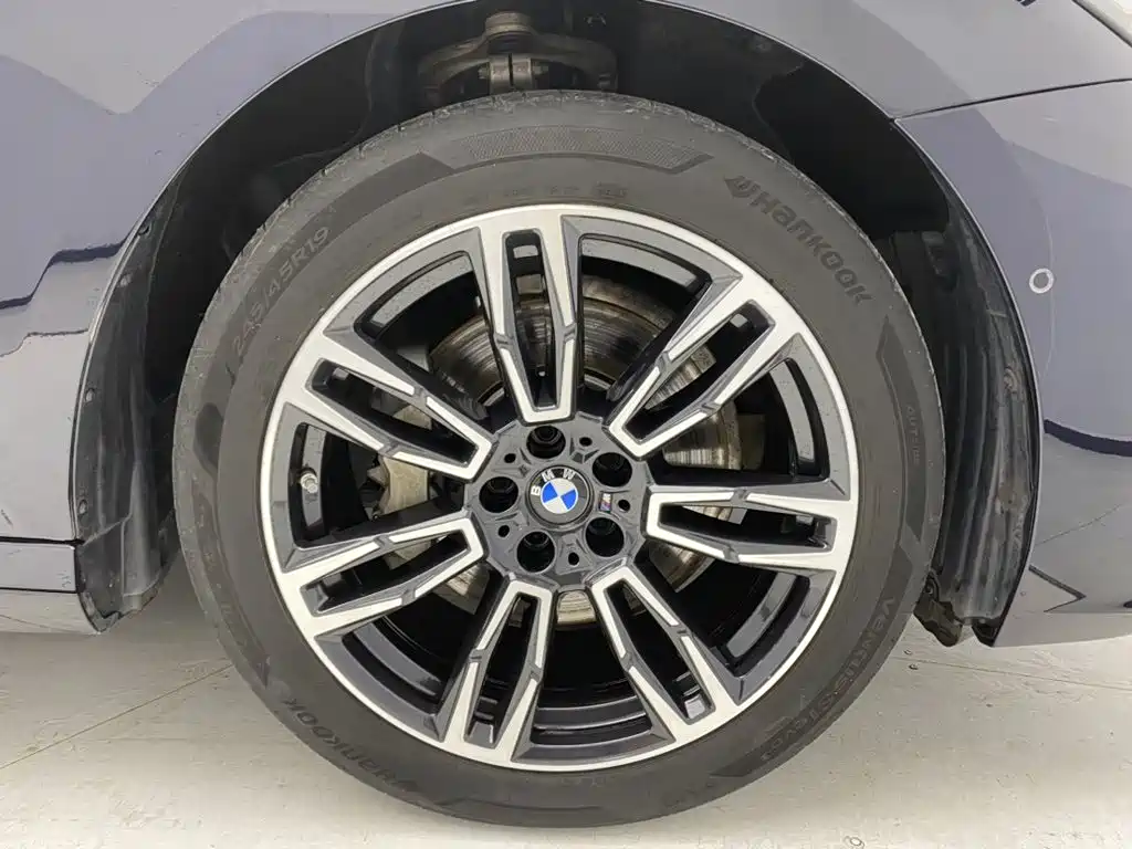 BMW 5 Series — миниатюра 11