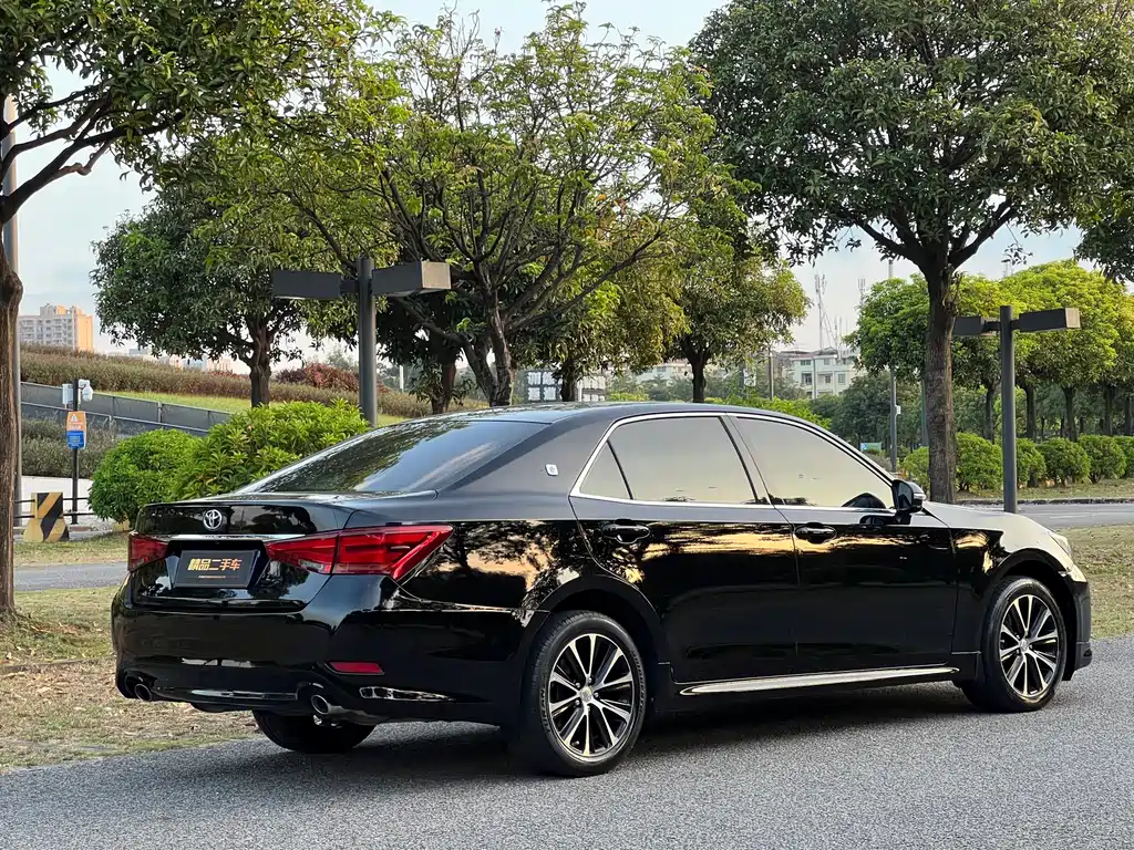 Toyota Crown — миниатюра 5