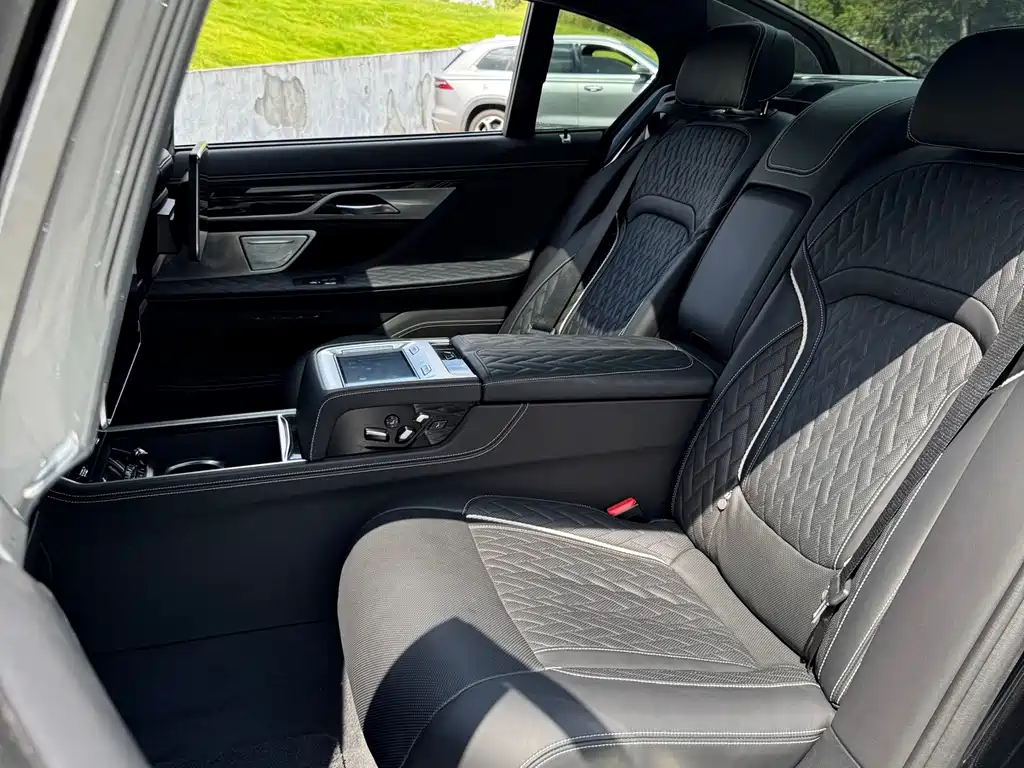 BMW 7 Series — миниатюра 13