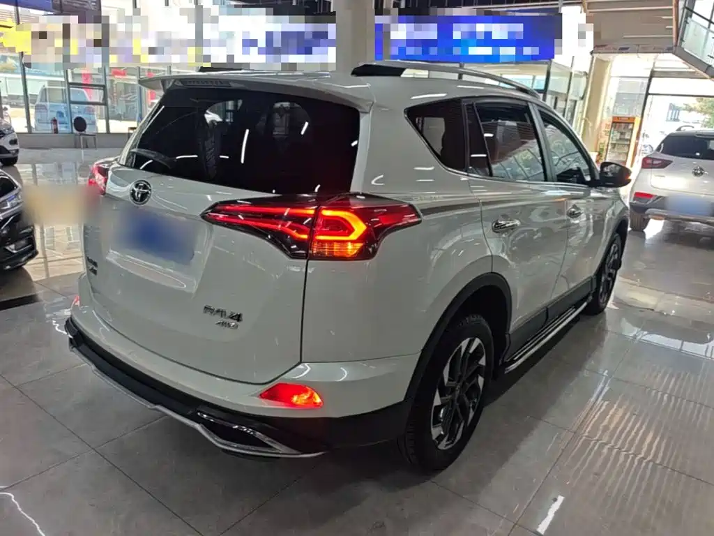 Toyota RAV4 — миниатюра 7