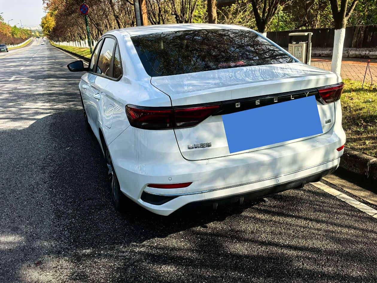 Geely Emgrand 1.5 л 2023 г. Белый, пробег 40000 км