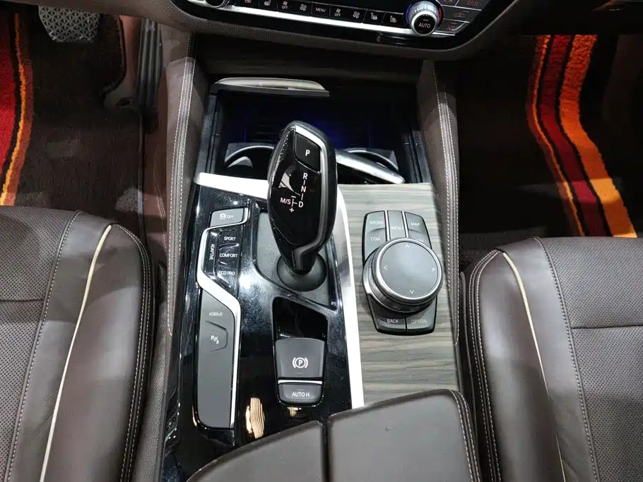BMW 5 Series New Energy — миниатюра 10