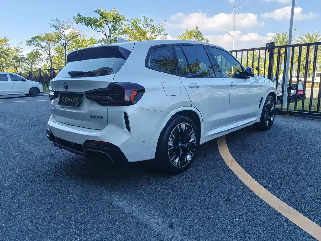 BMW iX3 — миниатюра 17