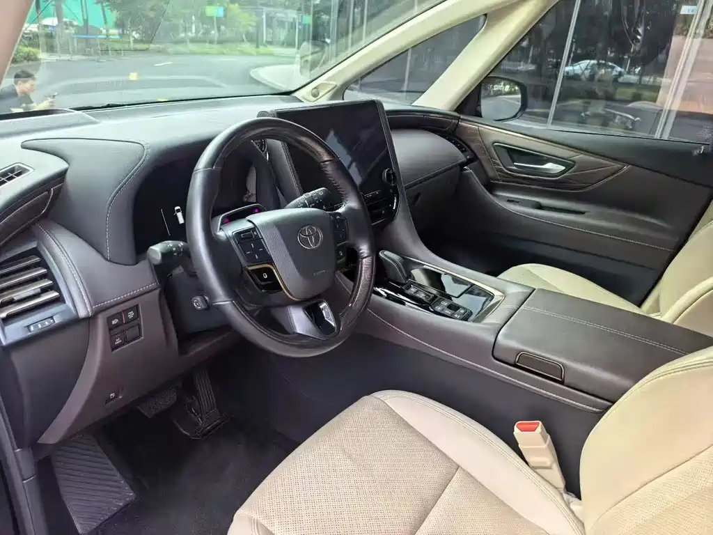 Toyota Alphard — миниатюра 4