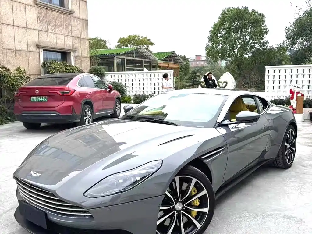 Aston Martin DB11