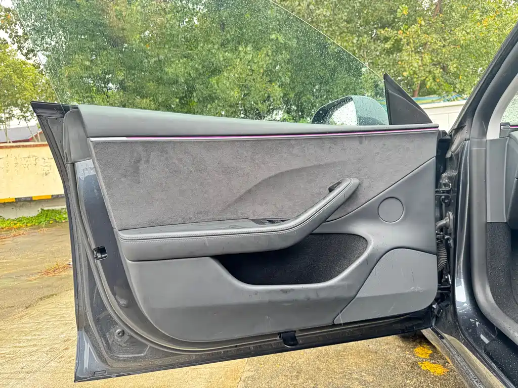 Tesla Model 3 — миниатюра 10