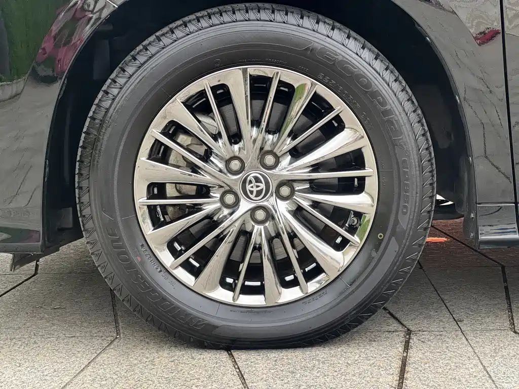 Toyota Alphard — миниатюра 8