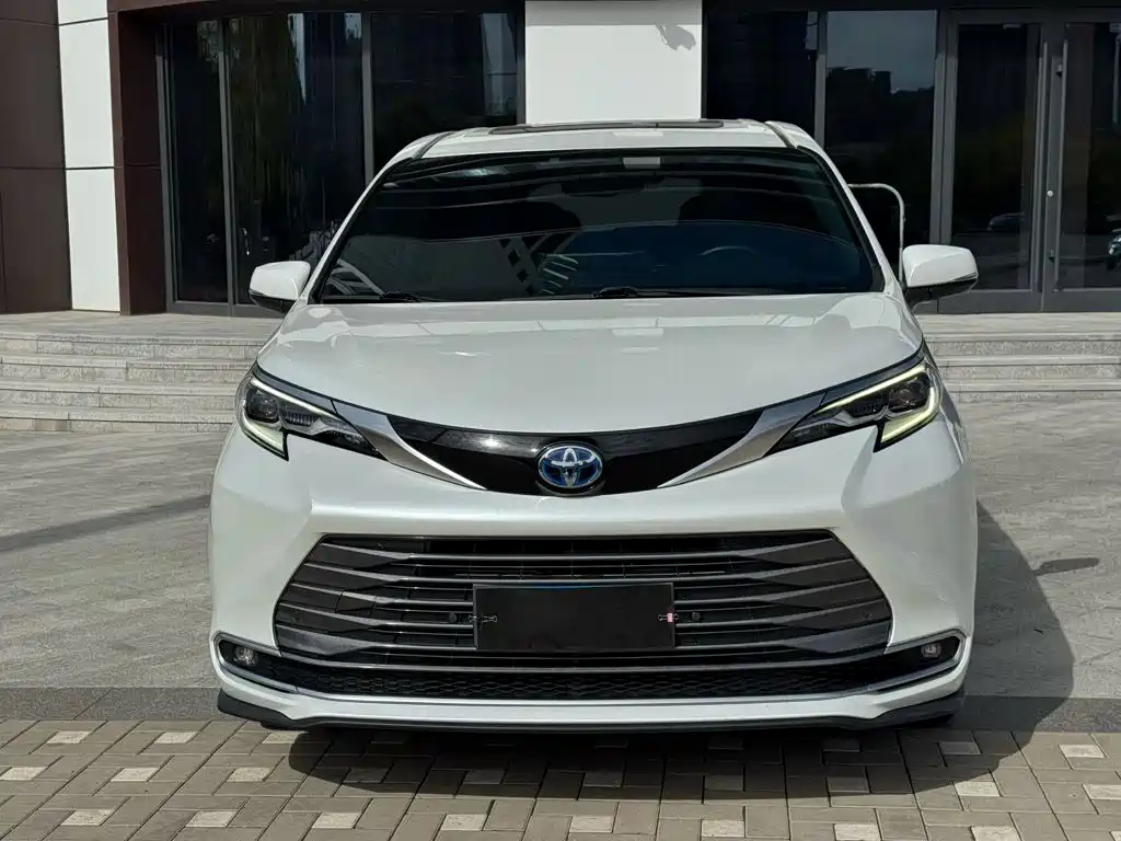 Toyota Sienna — миниатюра 2