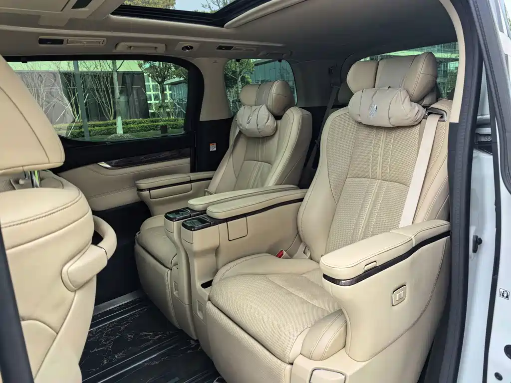 Toyota Alphard — миниатюра 24