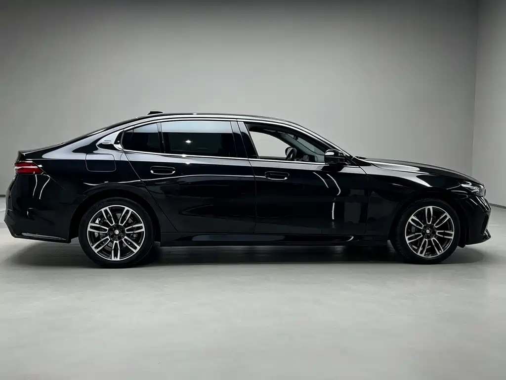 BMW 5 Series — миниатюра 7