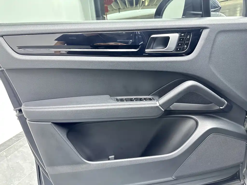 Porsche Cayenne — миниатюра 17