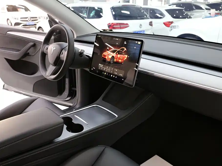Tesla Model Y — миниатюра 13