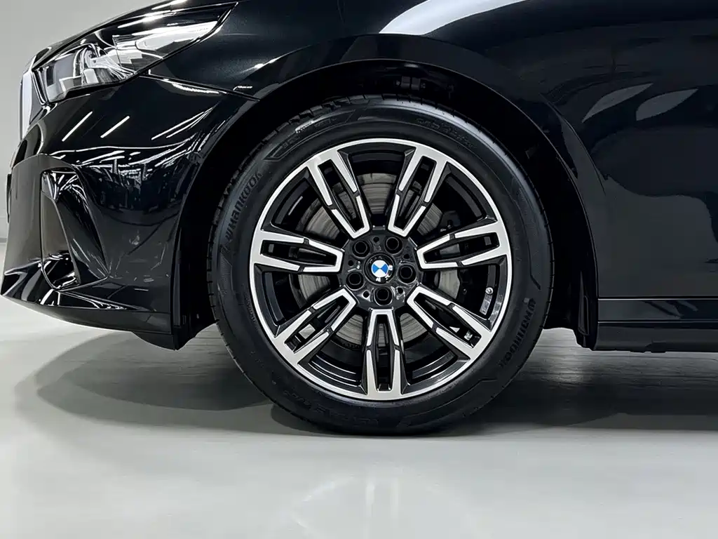 BMW 5 Series — миниатюра 6