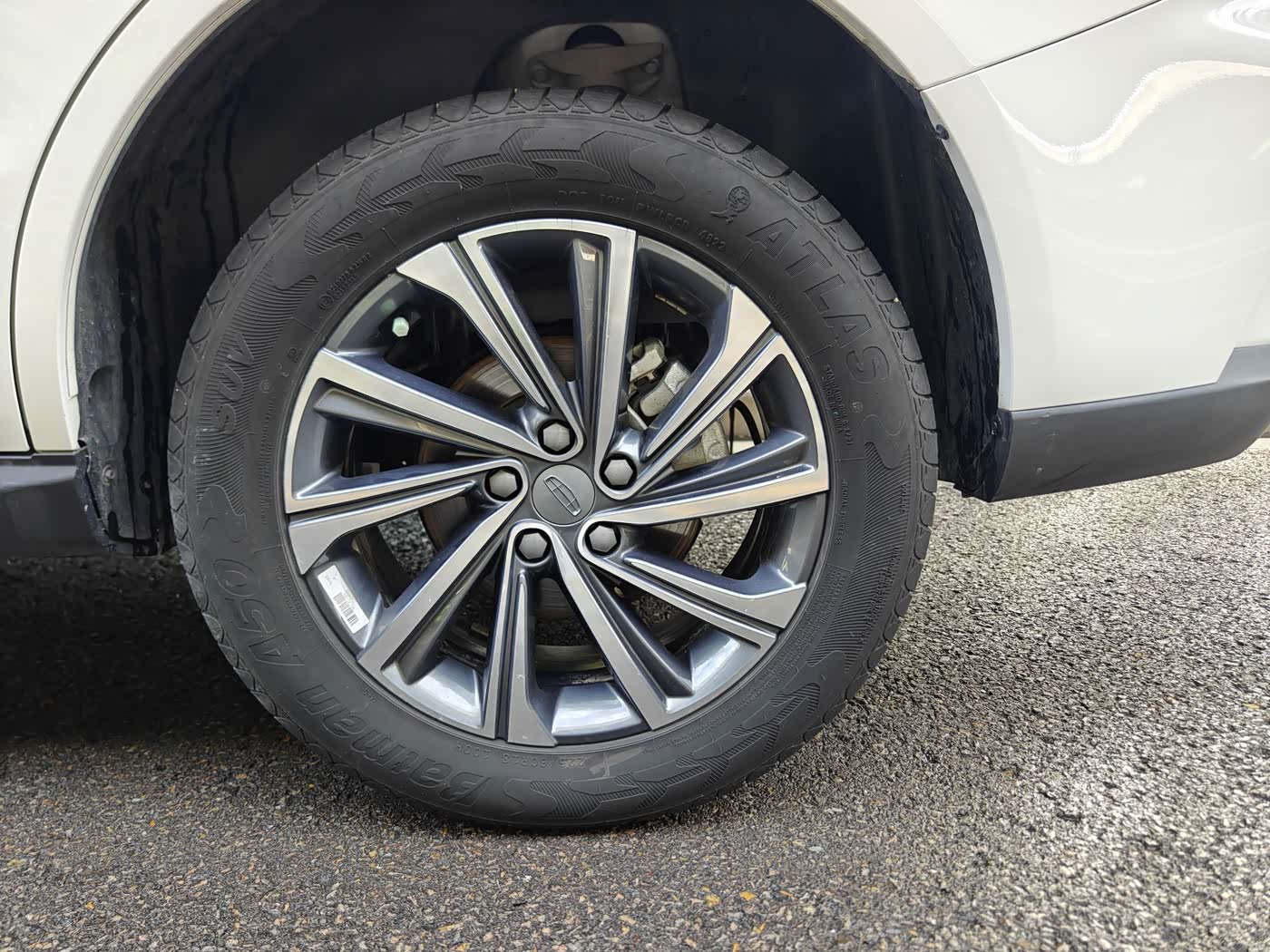 Geely Emgrand X6 1.4 л 2023 г. Белый, пробег 32000 км