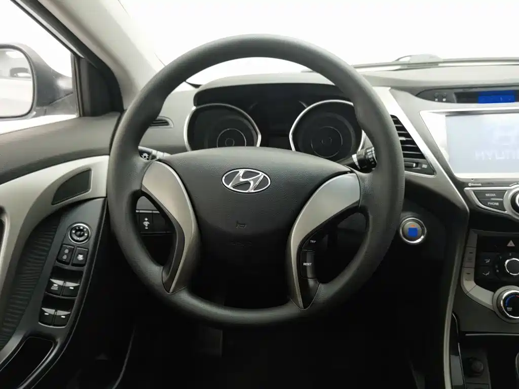 Hyundai Elantra Langdong — миниатюра 11