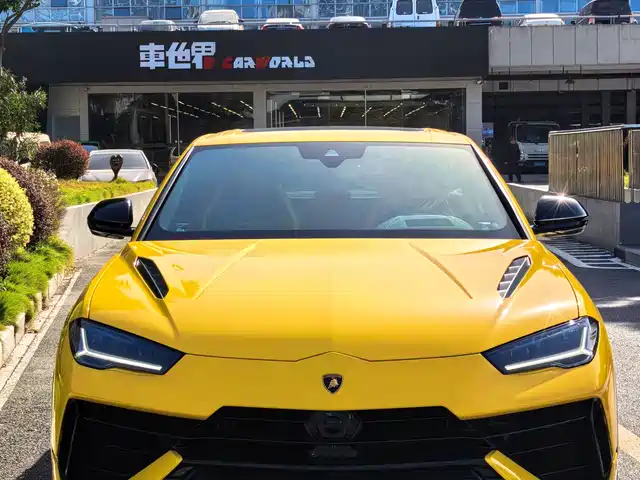 LAMBORGHINI URUS 2024