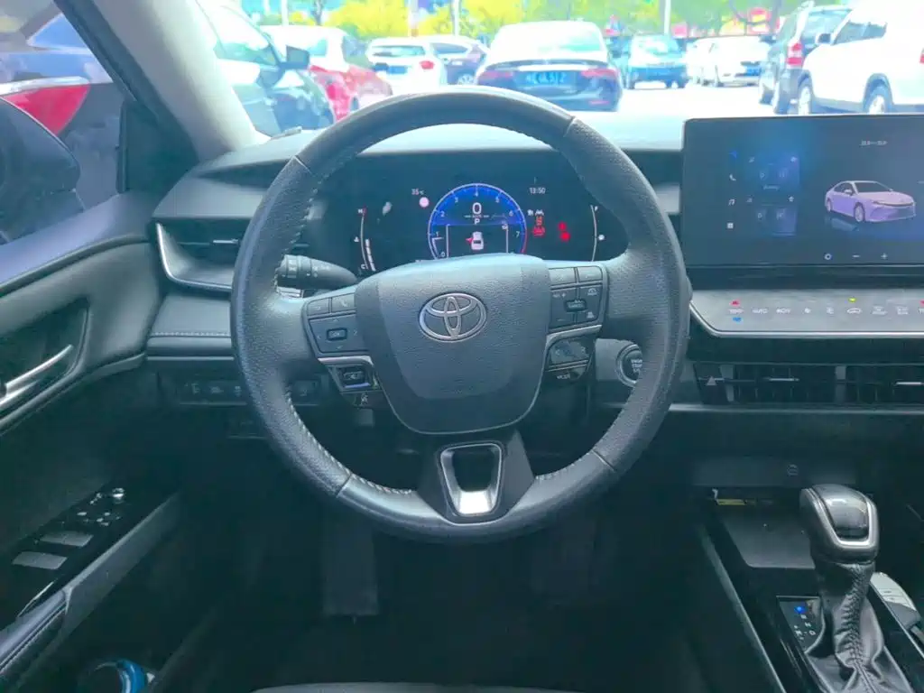 Toyota Camry — миниатюра 11