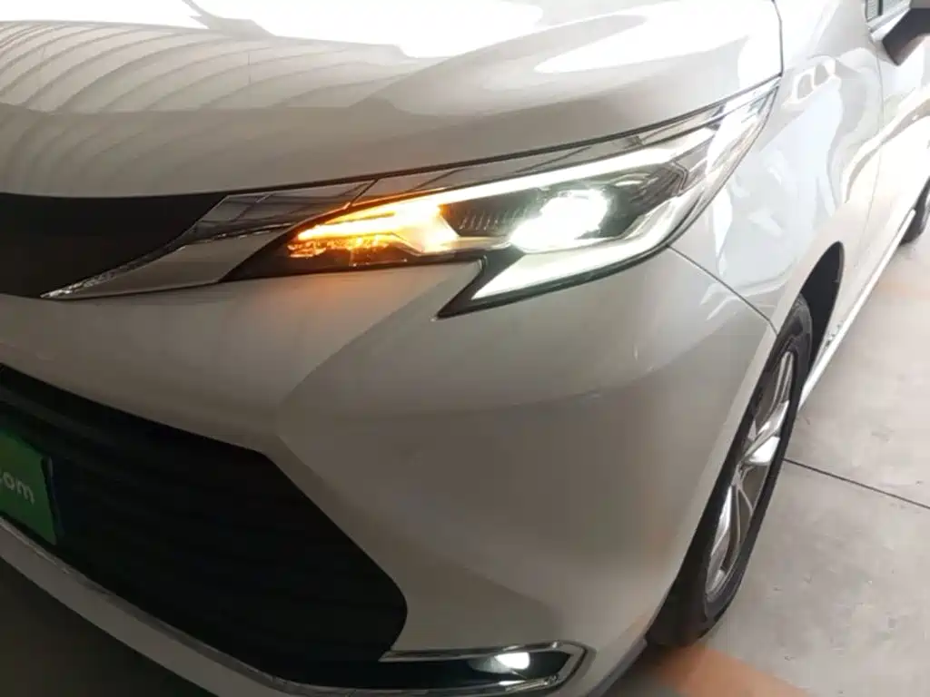 Toyota Sienna — миниатюра 24