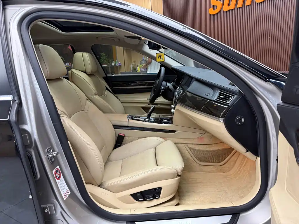BMW 7 Series — миниатюра 20