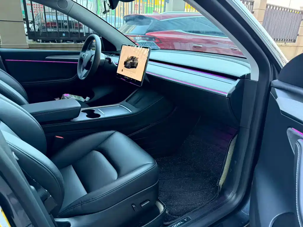 Tesla Model Y — миниатюра 10